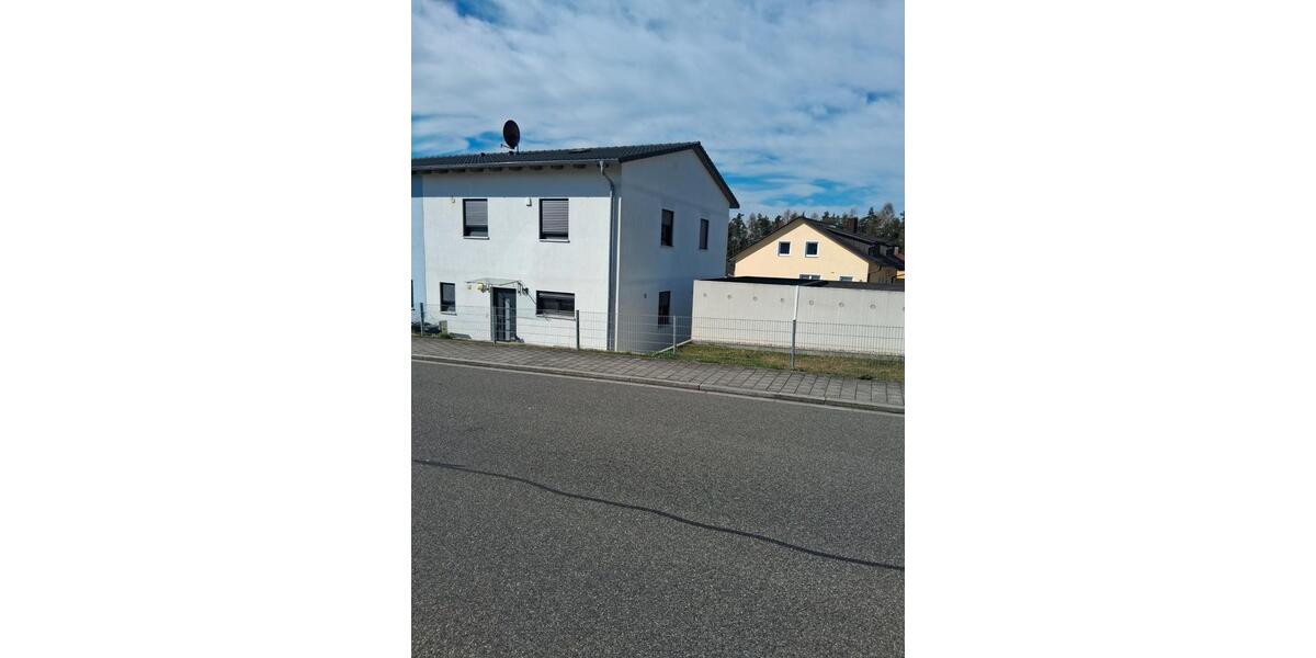 Doppelhaushälfte Wackersdorf - 4 Zimmer, 125 m&sup2;, 1.100&euro; | Angebot:26048194