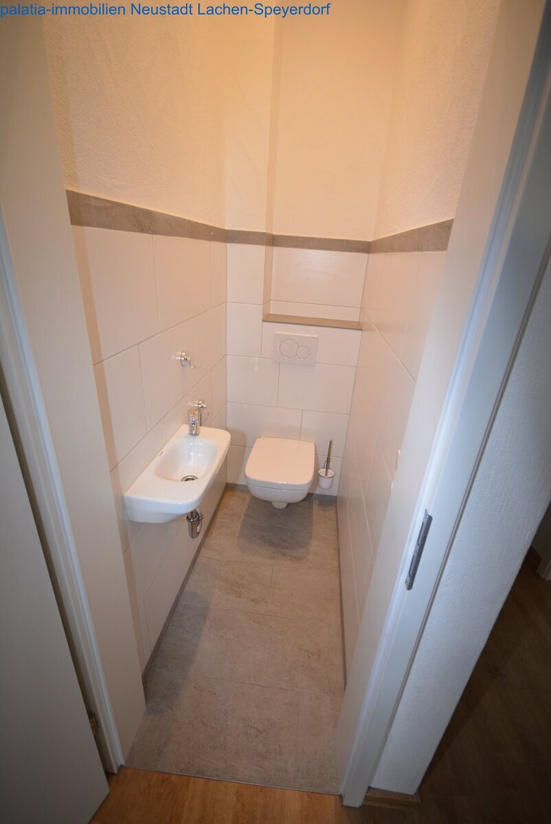 Eine wunderschoene Altbauwohnung in zentraler Stadtlage. 3 zimmer