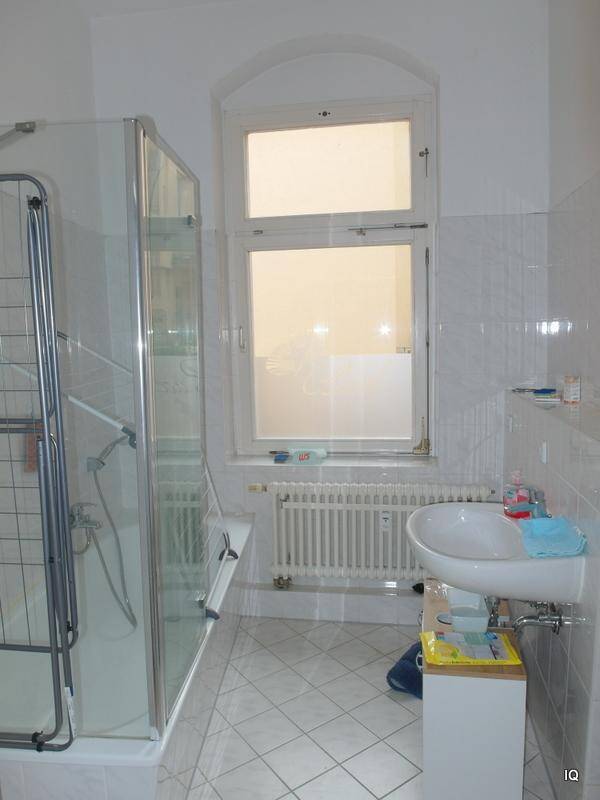Ab Oktober 2025: Kleine SingleWohnung mit Balkon (Hofseite), Schlafecke, Laminatboden und Badewanne