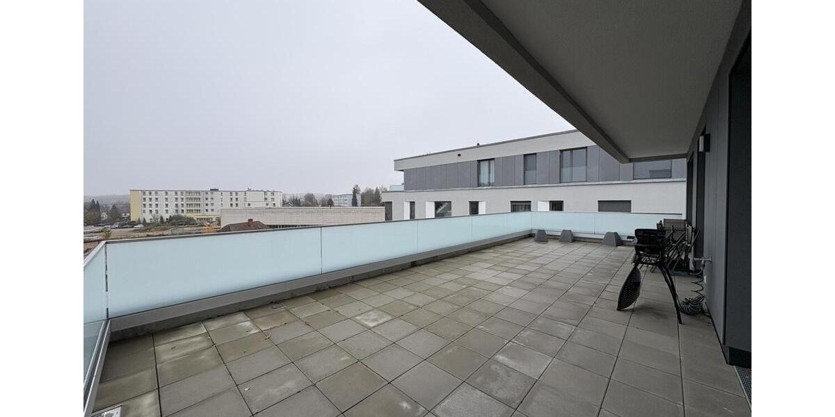 Top gelegene Penthouse-Wohnung mit Balkon und Einbauküche 3 zimmer