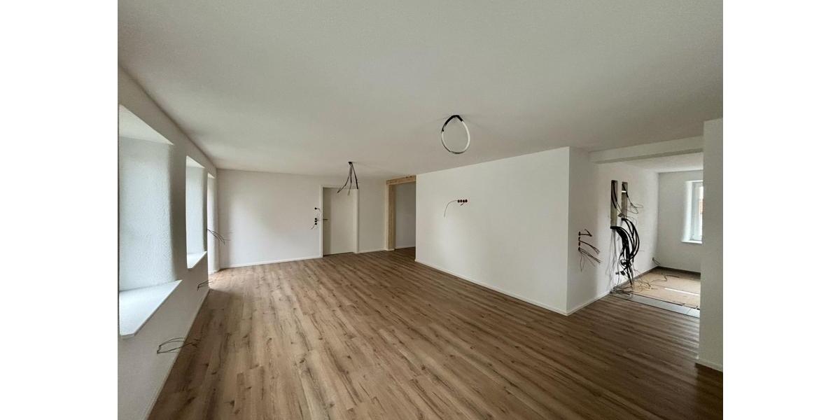 Neuwertige Dachgeschosswohnung mit hohen Decken | Balkon und Stellplatz 2 zimmer