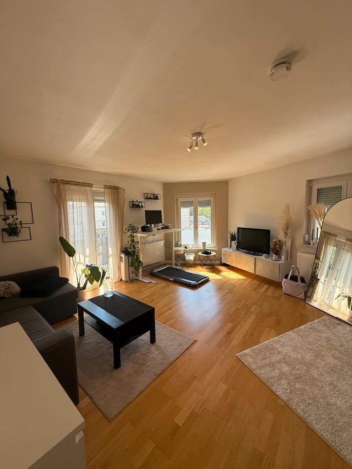 Großes, sonniges Zimmer mit Balkon in netter 3er-WG frei!