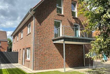 Hude-Nord: Neuwertige 4-Zimmer-Wohnung mit Balkon!