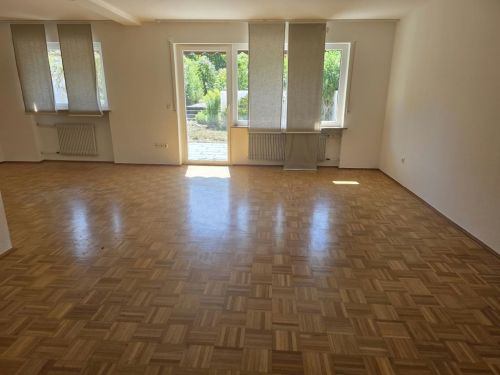 3-Zimmer-Mietwohnung mit Stellplatz und Garage sowie Garten mit Freisitz und Teich sowie Wasserlauf in 97456 Sennfeld (1592) - Erdgeschoßwohnung Sennfeld Sennfeld | Angebot:25521331