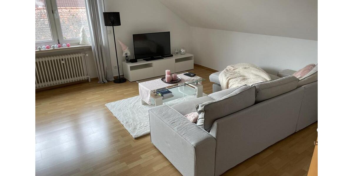 Sehr schöne Dachgeschosswohnung mit großem Balkon 2 zimmer