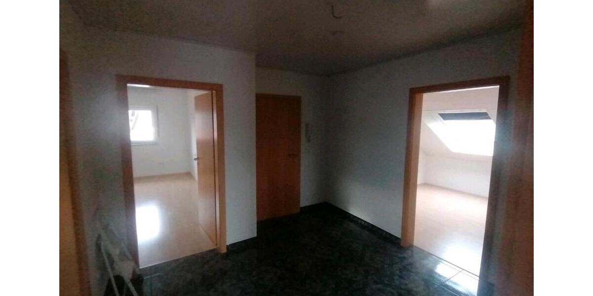 Dachgeschoßwohnung Langgöns - 3 Zimmer, 90 m&sup2;, 1.100&euro; | Angebot:26614041