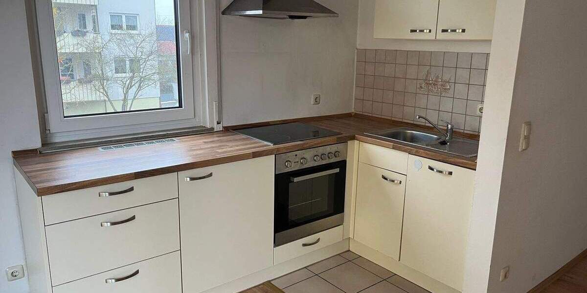 Sehr hübsche 1 12 Zimmer-Wohnung im 1. OG (Aufzug) mit Einbauküche, Balkon und Tiefgaragen-Stellplatz 1 zimmer