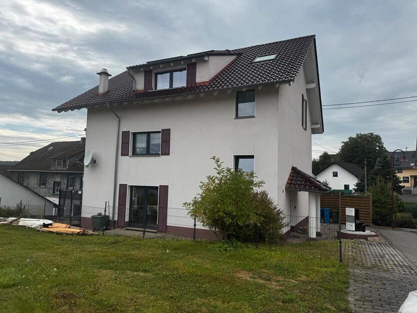 Helle 3 Zimmer Wohnung 87 qmmit EBK und Balkon, Garage und Aufzug