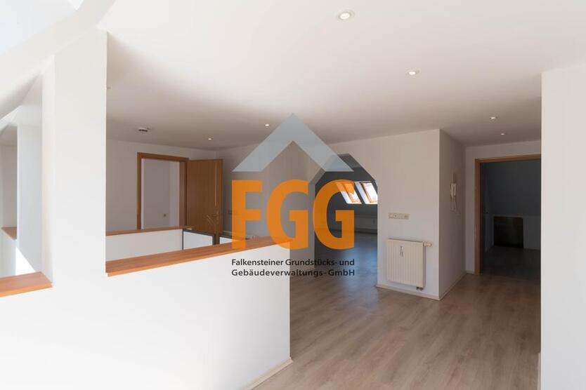 Große 4-R-Wohnung im Dachgeschoß zimmer