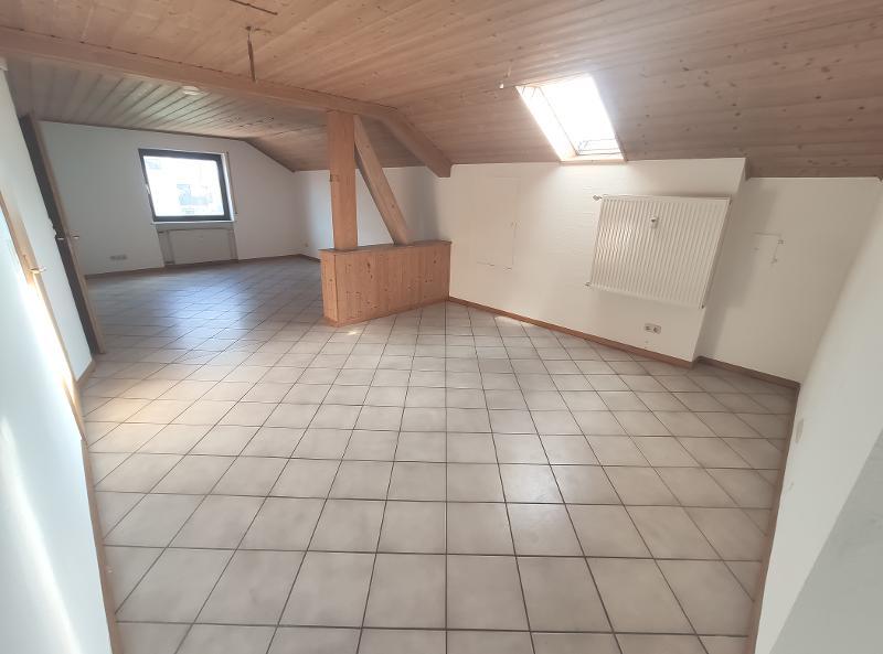 3 Zi. DG Wohnung mit Küche, Gartenmitbenutzung und Stellplatz 3 zimmer