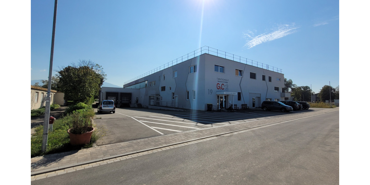 Gewerbehalle_Studio_Werkstatt mit Rolltor und Büro am Bahnhof Müllheim 2 zimmer