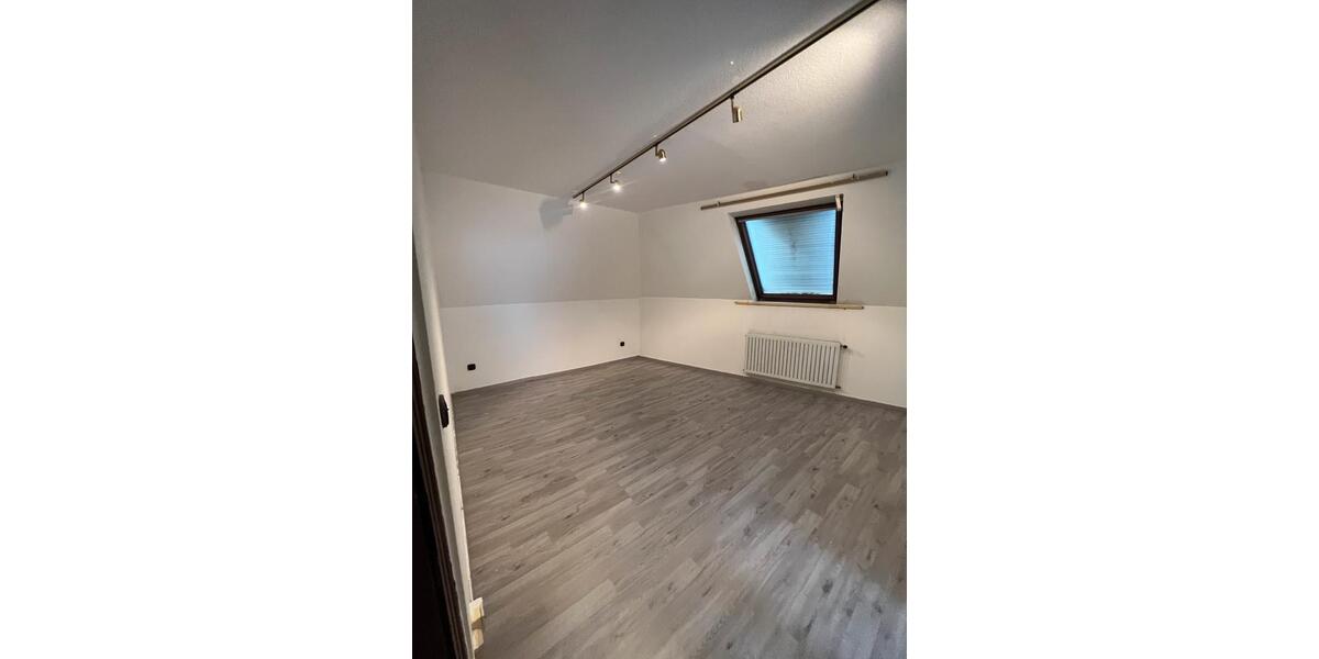 Dachgeschoßwohnung Kaiserslautern Betzenberg - 4 Zimmer, 100 m&sup2;, 950&euro; | Angebot:25313088