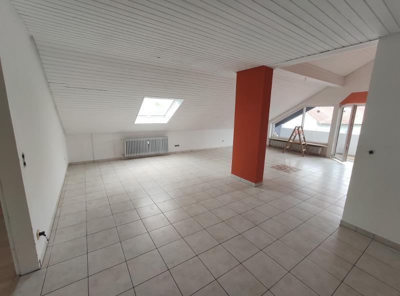 3- Zi. DG Wohnung mit 2 Balkonen und Garage