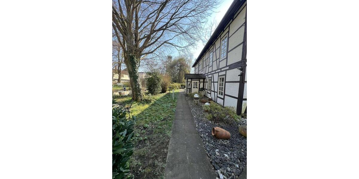 Einfamilienhaus Bad Pyrmont - 6 Zimmer, 240 m&sup2;, 1.500&euro; | Angebot:26193677