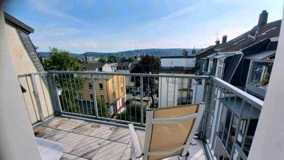 Schöne Dachgeschosswohnung mit Balkon am Nordpark 2 zimmer