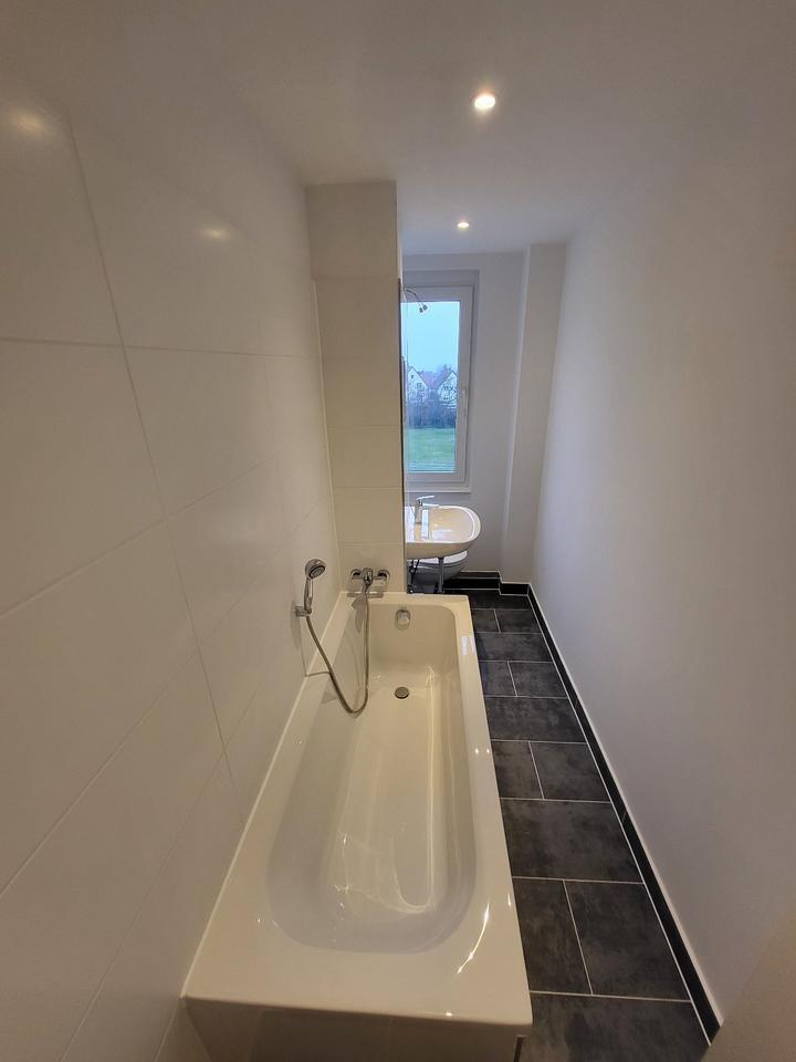 300 € Umzugsbonus + 459 € warm + 2 Zimmer + frisch saniert + Badewanne
