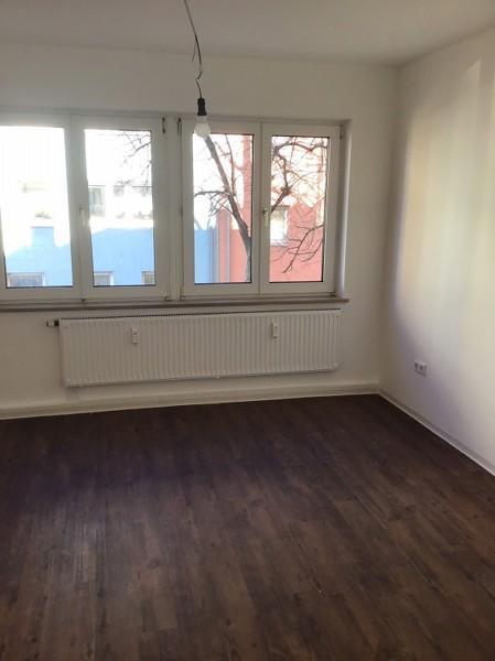 Renovierte 2- Zimmer- Wohnung in zentraler Lage