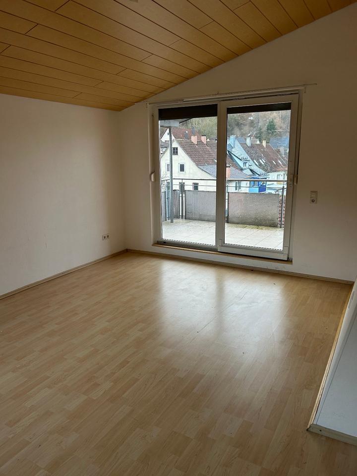 3 Zimmer DG-Wohnung mit EBK und Balkon