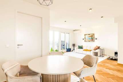 Wohnung zum Mieten in Düsseldorf 2.345 € 105.12 m² 3 zimmer