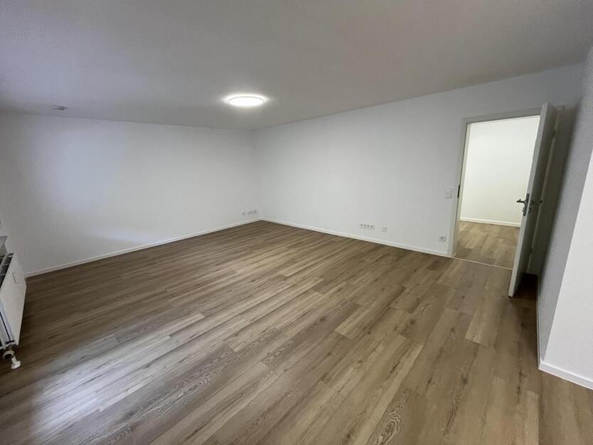 Kernsanierte 2,5-Zi-Wohnung mit EBK, Balkon und Garage