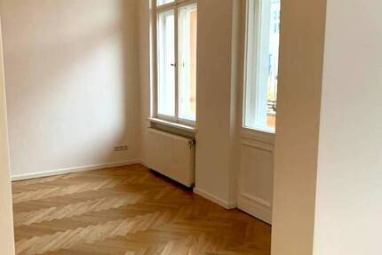Nähe Kudamm mod. AltbauWohnung mit Balkon, Stuck, 2 Bäder Parkett etc.
