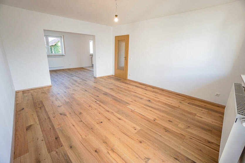 IDEAL FÜR FAMILIEN: Renovierte 4-Zi-Whg. mit Tageslichtbad, Gäste-WC , Balkon, Parkett uvm.