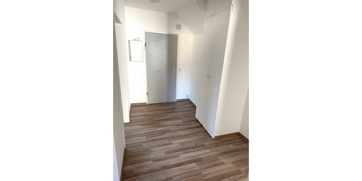 Großzügige, renovierte 3-Zi DG-Wohnung in Veitsbronn 3 zimmer