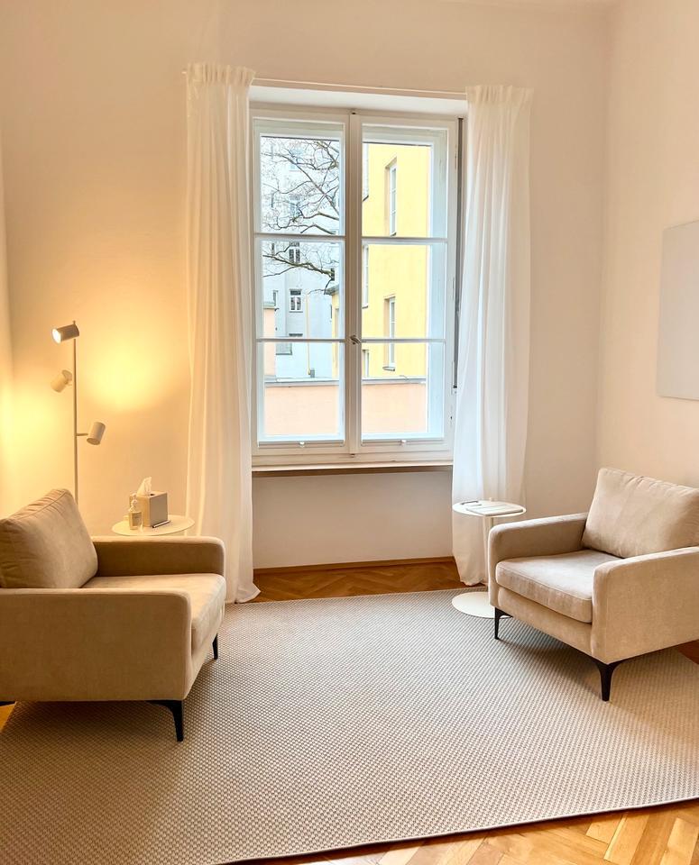 charmanter Praxisraum in historischer Altbau-Praxisgemeinschaft