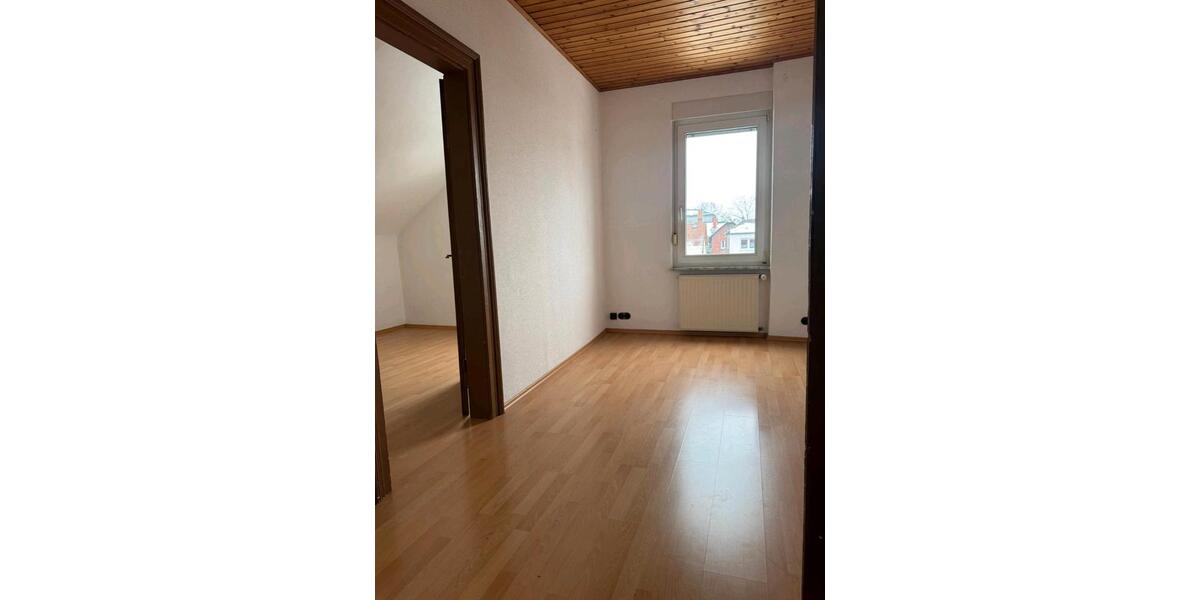 Dachgeschoßwohnung Pohlheim - 4 Zimmer, 105 m&sup2;, 1.450&euro; | Angebot:25058021