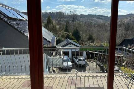 Ruhe und Natur im Bergischen - Großzügige Dachgeschoss Wohnung mit großem Balkon - Rollläden