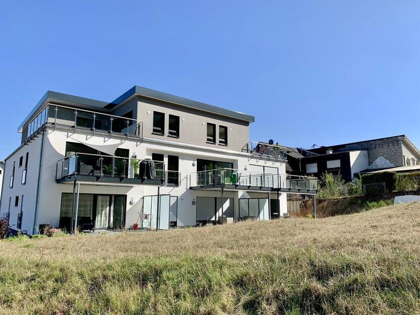 Hochwertige, moderne 3ZKB-Wohnung, Balkon, Einbauküche und Tiefgaragenstellplatz in Tawern, frei ab 15.12.2025, ideal für LUX-Pendler zimmer