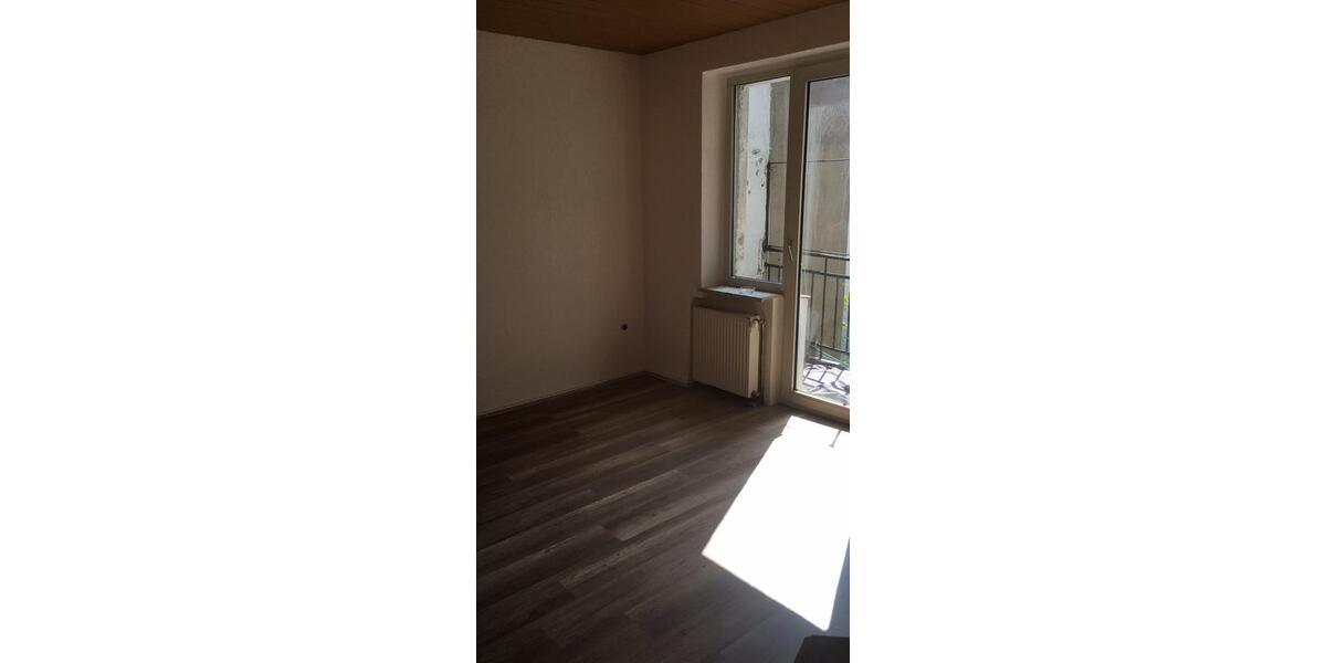 *NEU* RENOVIERTE 4 Zimmer Wohnung im 3.OG mit Balkon zu vermieten in Adolfstraße 4 zimmer