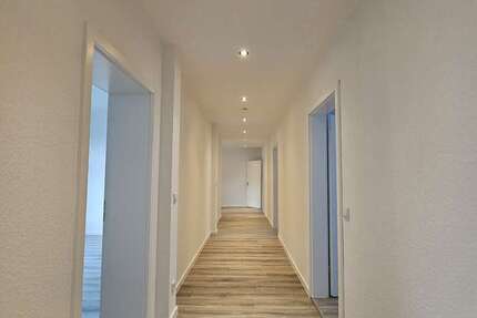 Wohnung zum Mieten in Zwickau 1.046 € 174.3 m² 5 zimmer