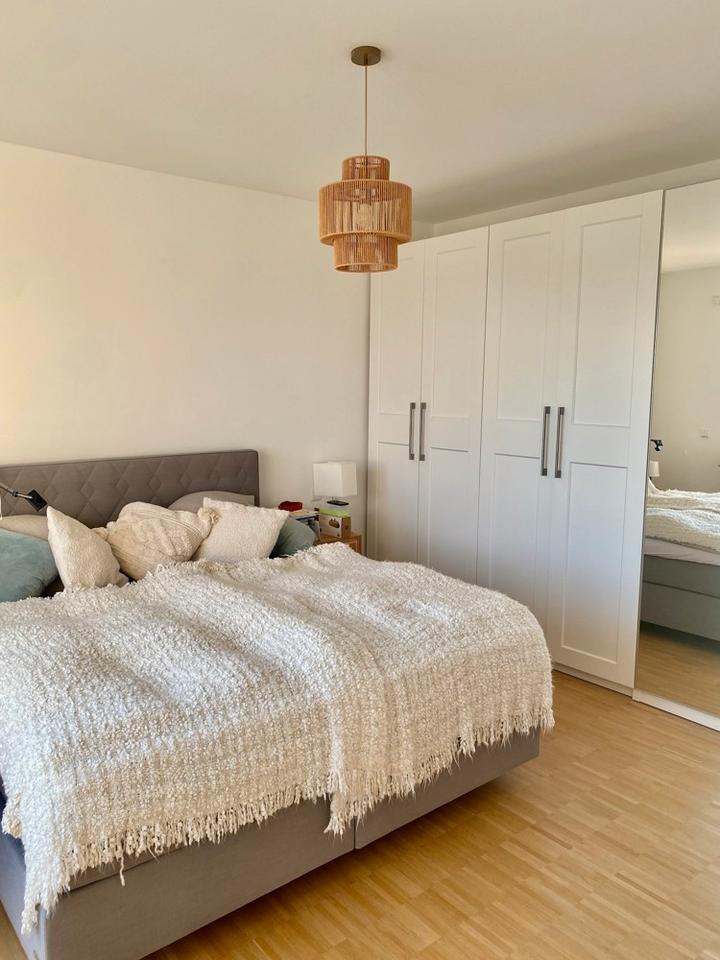Helle Wohnung BJ 202223 mit Westbalkon, TG-Stellplatz und Stellplatz im Freien!