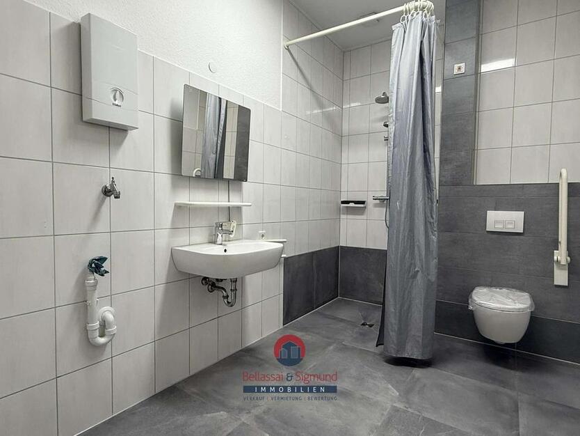 BARRIEREFREIE GROSSZÜGIGE ERDGESCHOSS-ZWEI-ZIMMER-WOHNUNG MIT ZWEI BÄDERN IN ZENTRUMSNÄHE IN DÜLKEN zimmer