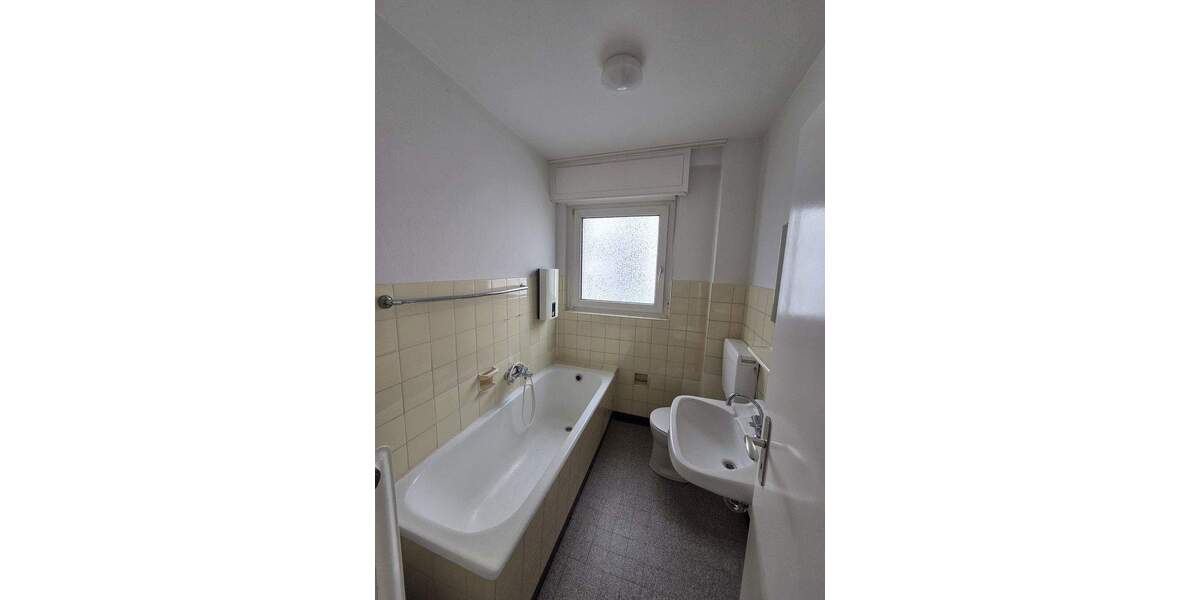 3-Zimmer-Wohnung im 1. OG - unrenoviert 3 zimmer