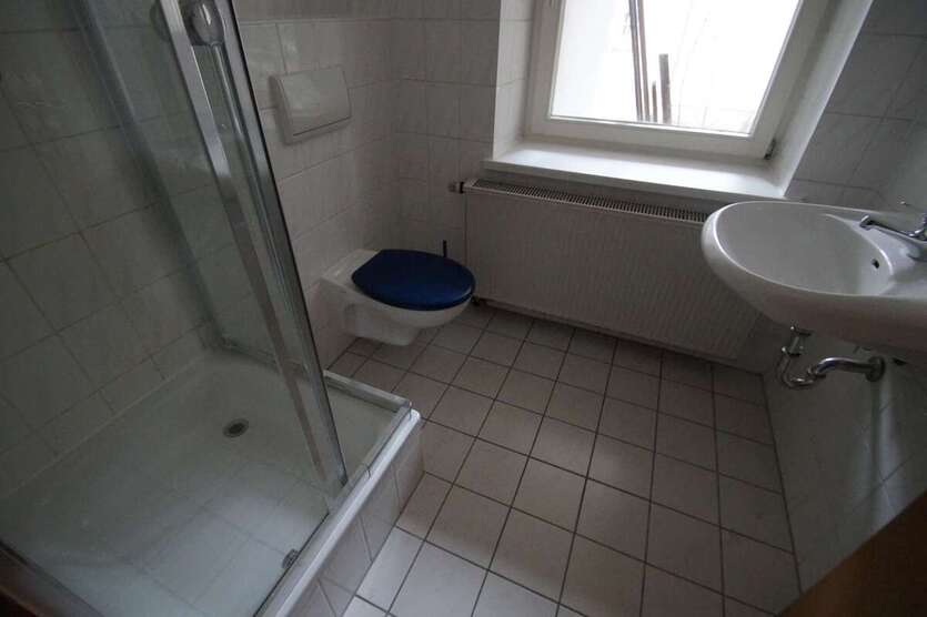 2-Zimmer-Whg im Erdgeschoß - separate Küche, Tageslichtbad mit Dusche, Laminat 2 zimmer