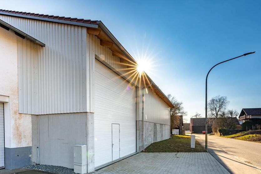 *Neuwertige Lagerhalle zwischen Straubing und Plattling*