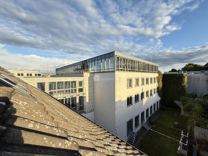 Schönes Wohnen in der City - geräumige 2,5 Zimmer + Galerie mit Ausblick über die Dächer der Stadt zimmer