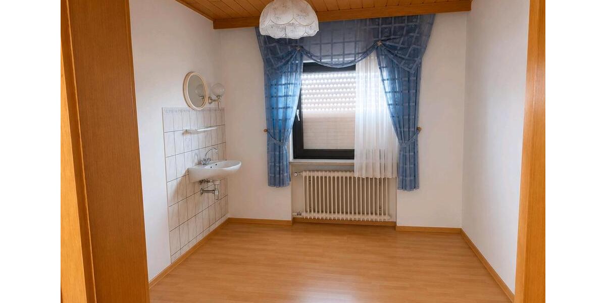 Etagenwohnung Haiger - 5 Zimmer, 130 m&sup2;, 1.300&euro; | Angebot:26506884