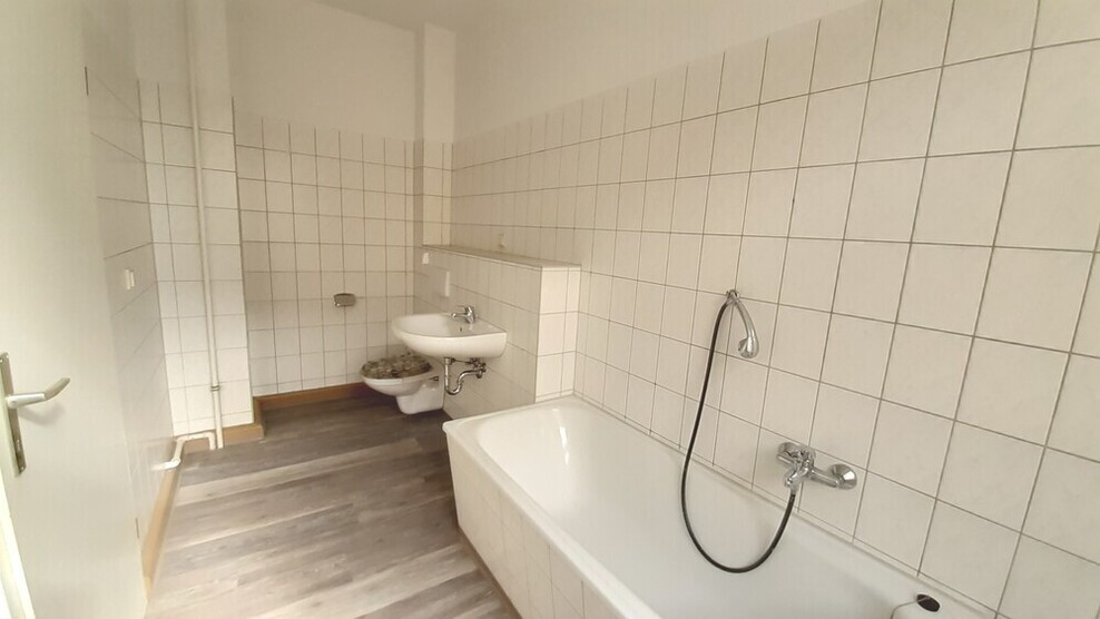 WG-Wohnung mit 4-Zimmern, 3.OG mit 2 Bädern in ruhigem und zentralem Wohnviertel von Gera