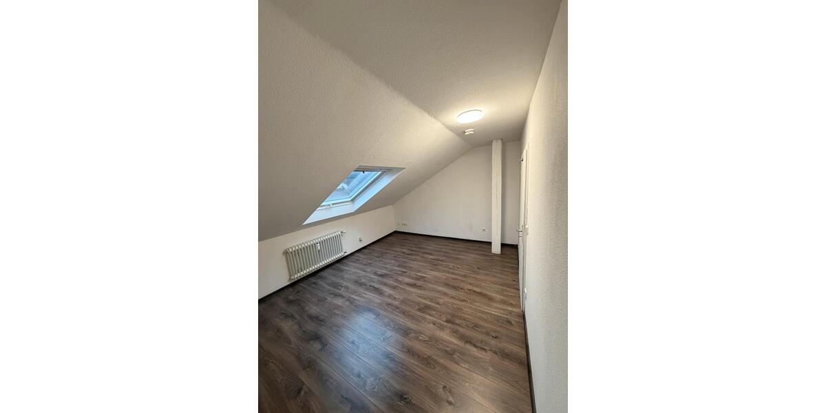 DACHGESCHOSS Wohnung m.Balkon, Keller, TopLage, GästeWC 3 zimmer