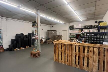Großzügige Lagerhalle mit Büro zimmer