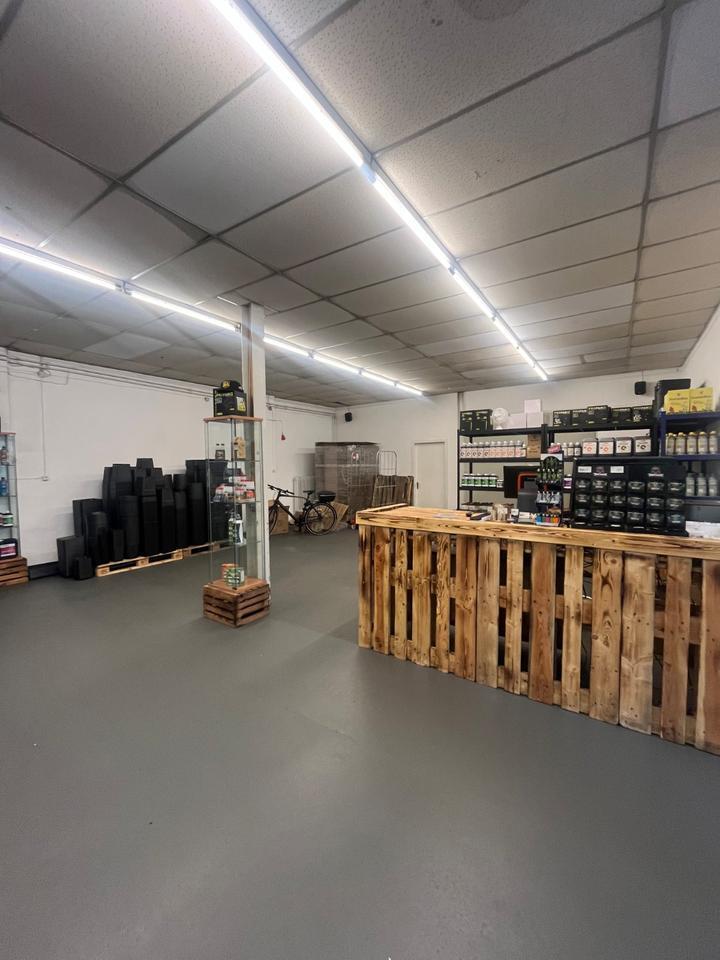 Großzügige Lagerhalle mit Büro zimmer