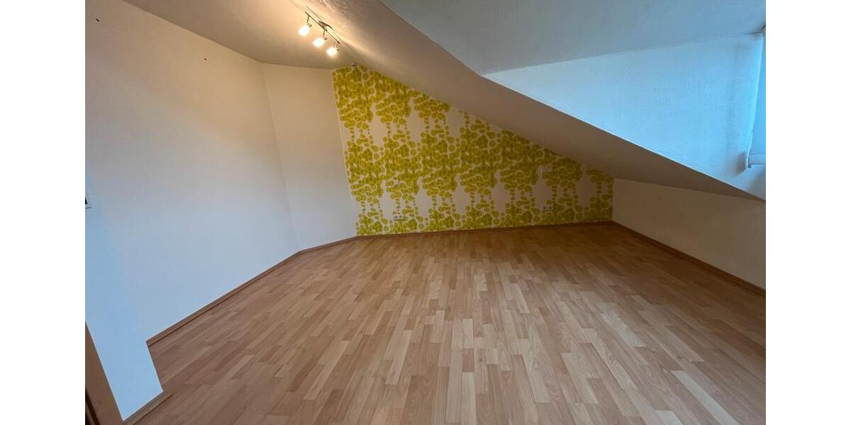 Dachgeschoßwohnung Stödtlen - 4 Zimmer, 120 m&sup2;, 810&euro; | Angebot:24704787