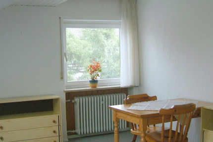 Möbliertes Dachzimmer 22 qm zu vermieten 1 zimmer