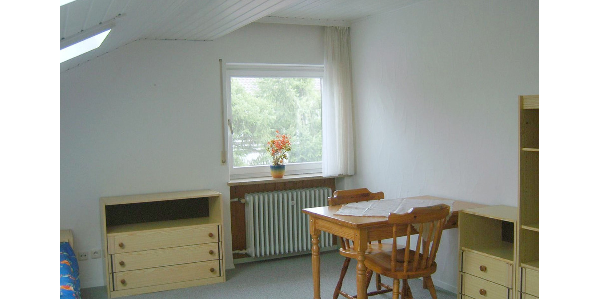 Möbliertes Dachzimmer 22 qm zu vermieten 1 zimmer