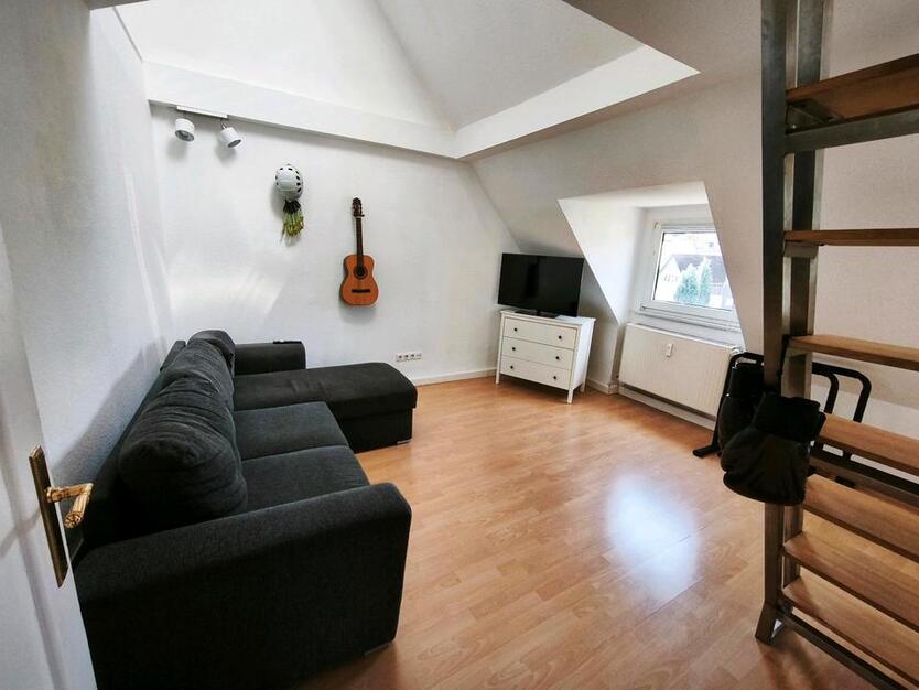 Sonnige und helle 1,5 ZKB Dachgeschoßwohnung frei ab 01.10.