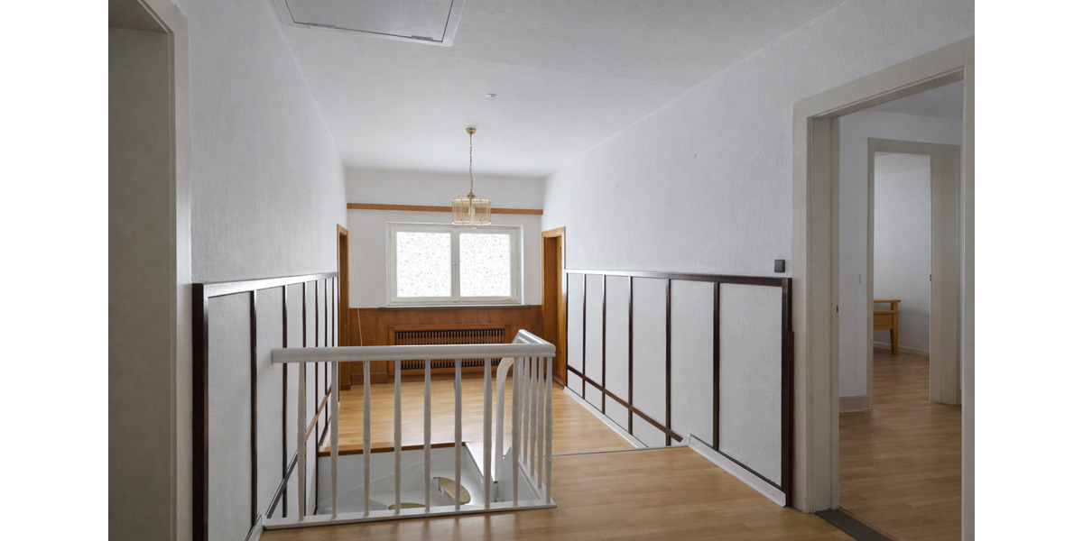 WG-Zimmer in großzügigem Haus (Misburg) nahe Bus&Bahn Haltestelle 4 zimmer