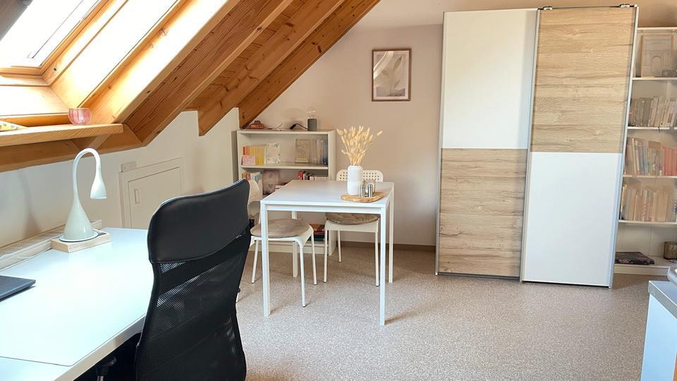 EinZimmer Dachgeschoss Wohnung frei